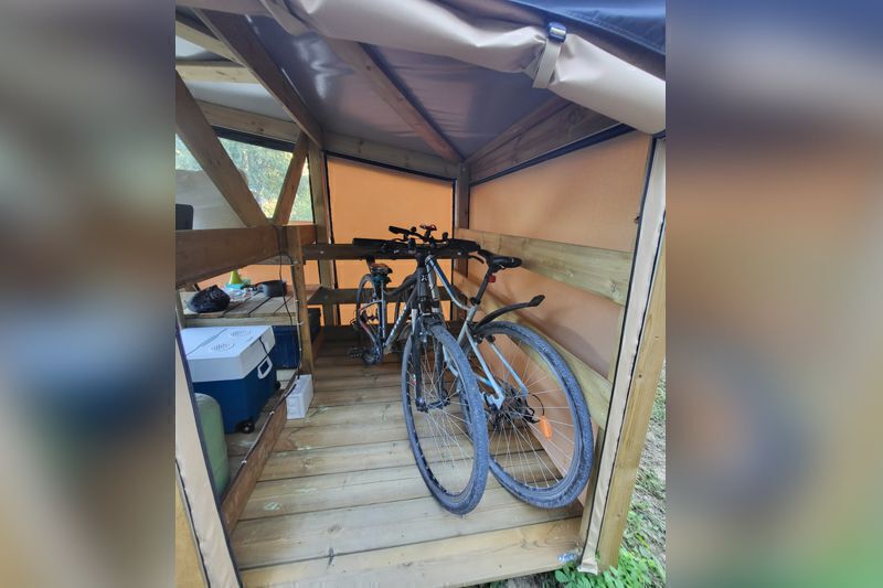 Alcove tente pret a camper DK'Bane DK'Cook & Cycles Camping Du Vieux Chateau Rauzan rangement
