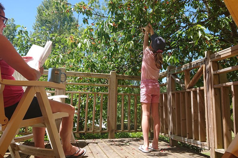 Campetoile Tente sur pilotis cabane perchée Camping Du Vieux Chateau Rauzan terrasse