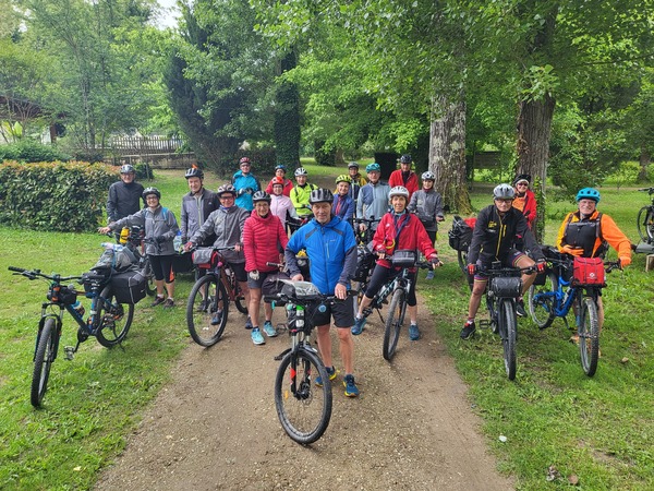 camping du vieux chateau groupe cyclistes.jpg
