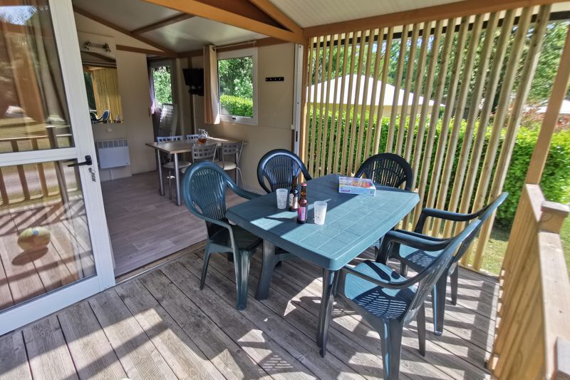 Chalet 2 chambres 5 personnes Camping Du Vieux Chateau Rauzan terrasse