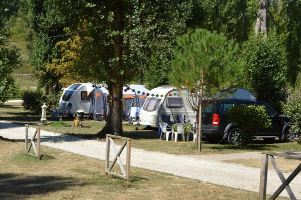 emplacements cote 38 camping du vieux chateau rauzan