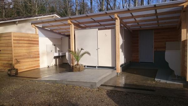 exterieur sanitaires camping du vieux chateau rauzan