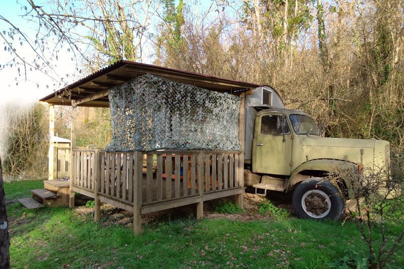 Le Truck location atypique camion saurer dm2 Camping Du Vieux Chateau Rauzan général