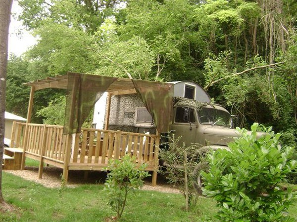 le truck camion militaire atypique exterieur camping du vieux chateau rauzan