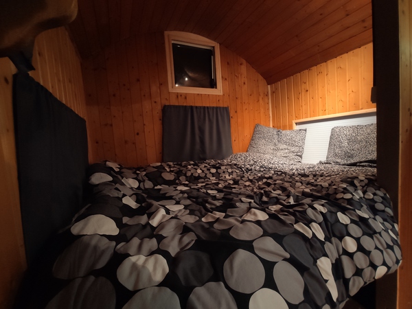 le truck camion militaire atypique interieur chambre lit camping du vieux chateau rauzan