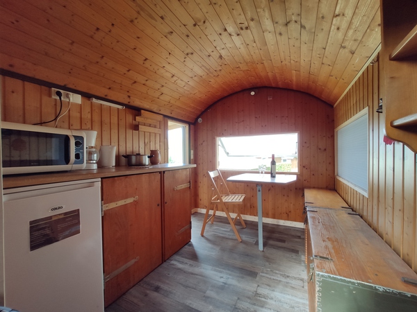 le truck camion militaire atypique interieur vue chambre camping du vieux chateau rauzan