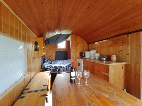 le truck camion militaire atypique interieur vue entree camping du vieux chateau rauzan