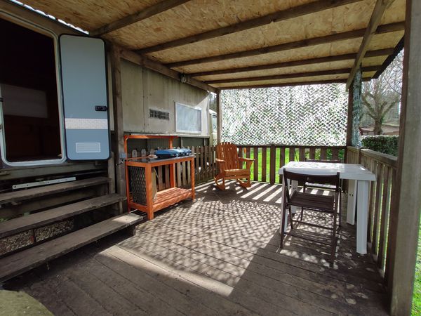 le truck camion militaire atypique terrasse camping du vieux chateau rauzan