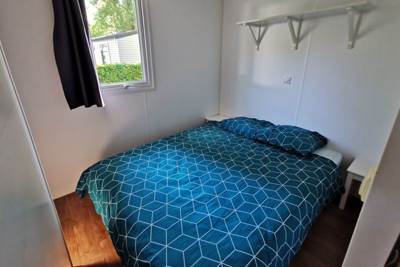Mobil home 2 chambres 3 personnes Camping Du Vieux Chateau Rauzan chambre 1