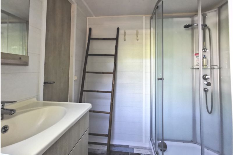 Mobil home 2 chambres 3 personnes Camping Du Vieux Chateau Rauzan douche