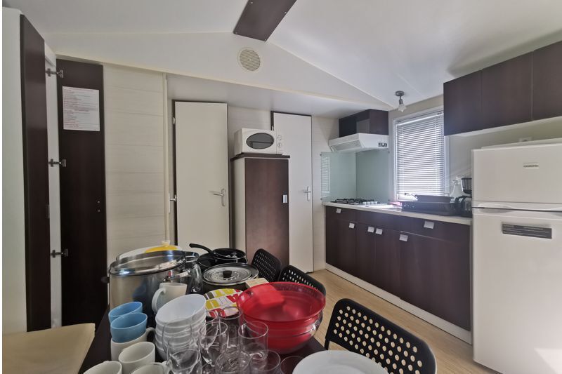 Mobil home 3 chambres 6 personnes Camping Du Vieux Chateau Rauzan cuisine