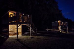 Campetoile Tente sur pilotis cabane perchée Camping Du Vieux Chateau Rauzan nuit