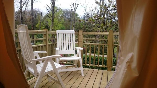 vue terrasse cabane perchee campetoile camping du vieux chateau rauzan